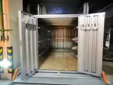 Контейнер в цинковом цвете для хранения вещей в Клаус паркинг